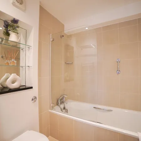 Art-deco In Very Popular Chelsea Area Apartment *