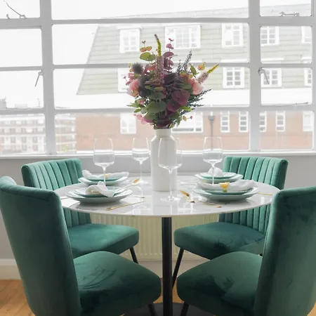Apartment Art-deco In Very Popular Chelsea Area *