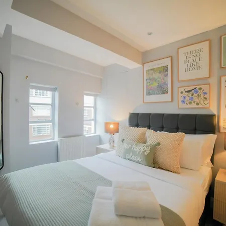 Art-deco In Very Popular Chelsea Area Apartment
