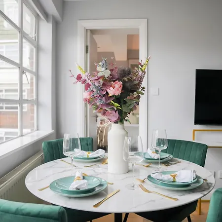Apartment Art-deco In Very Popular Chelsea Area