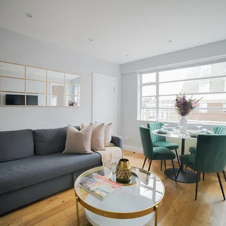 Art-deco In Very Popular Chelsea Area Apartment *