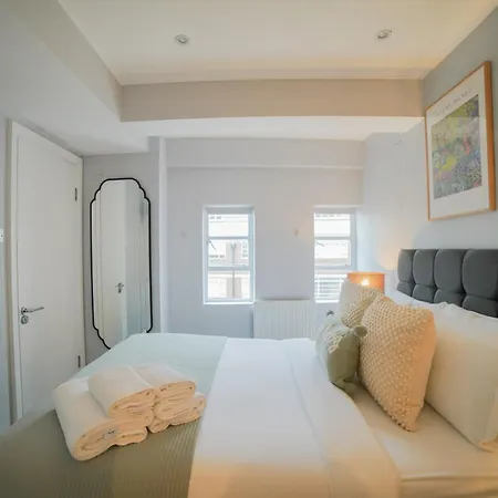 Art-deco In Very Popular Chelsea Area Apartment *