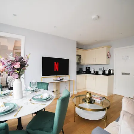 Apartment Art-deco In Very Popular Chelsea Area *