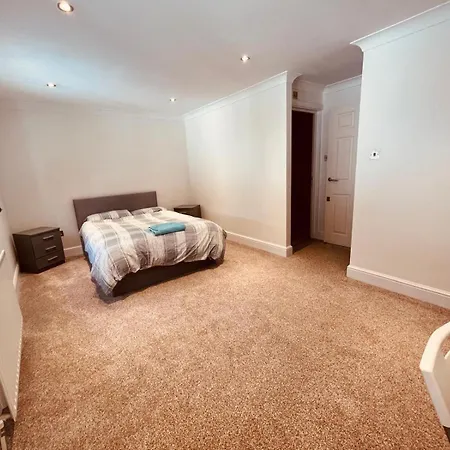 Holiday home Town House In Surbiton/kingston *