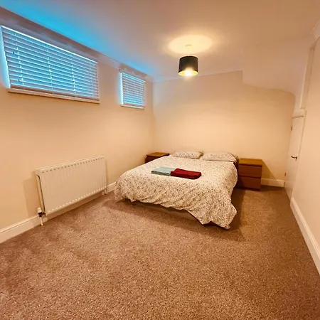 Town House In Surbiton/kingston *