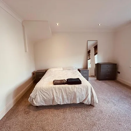 Town House In Surbiton/kingston *