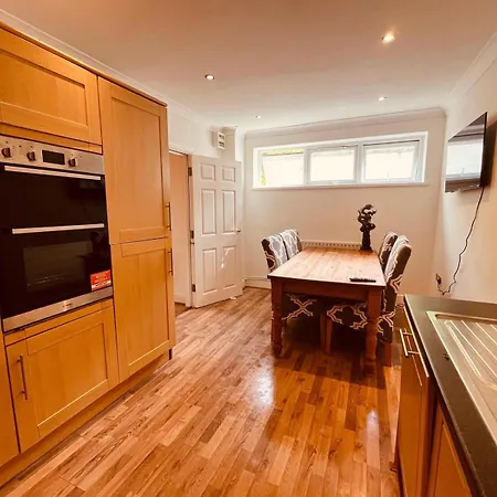 Holiday home Town House In Surbiton/kingston