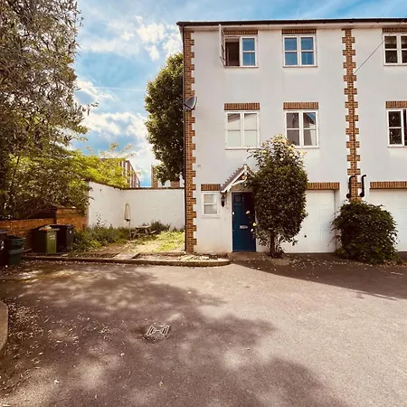 Town House In Surbiton/kingston Holiday home *