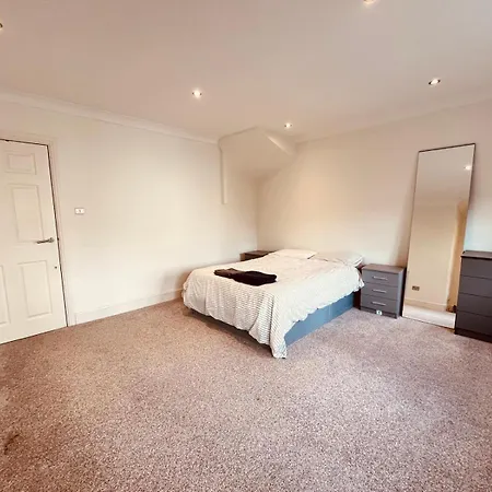 Holiday home Town House In Surbiton/kingston *
