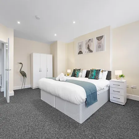 Elegant 2 Bedroom Hideaway In The Heart Of London - Sleeps 6 People- Has A King Bed- Parking Available! Instant Book! 20 Percent Off! Limited Time Deal! Barnet