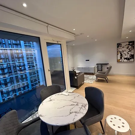 Luxury 2 Bed 2 Bath Modern Flat In White *