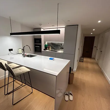 Luxury Modern 2bd 2ba White Living London