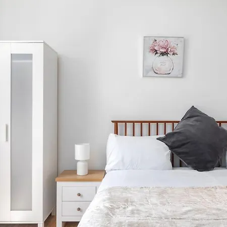 Modern 3-bedroom Haven In Vibrant Brixton London