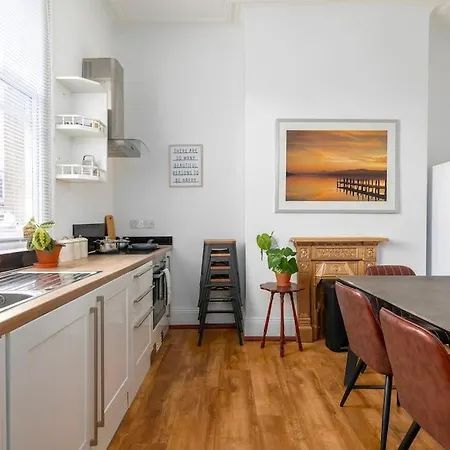 Modern 3-bedroom Haven In Vibrant Brixton Apartment *