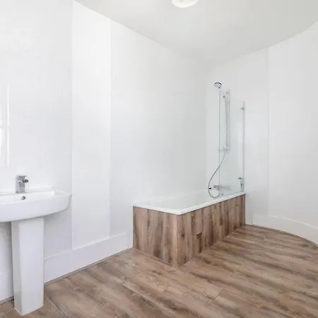 Modern 3-bedroom Haven In Vibrant Brixton Apartment