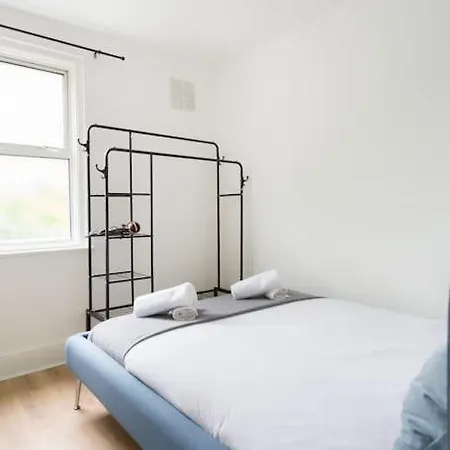 Two Bedroom In Dalston Apartment London