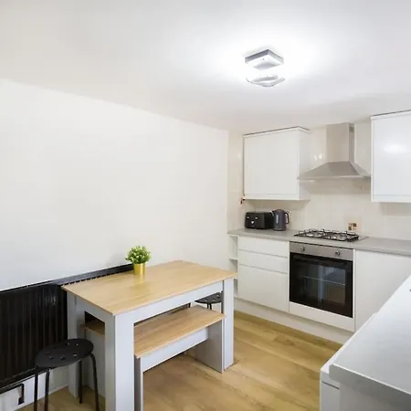 Two Bedroom In Dalston Apartment *