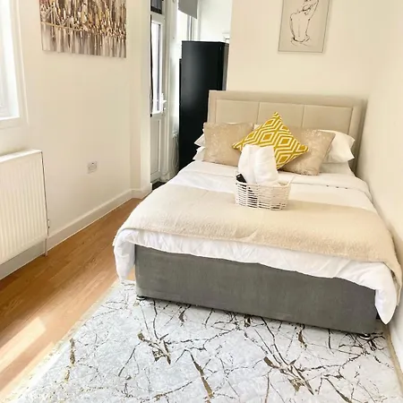Flat With Private Patio In Stratford Londra