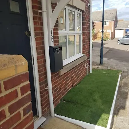 Luxurious 2 Bedroom House With Garden And Free Parking