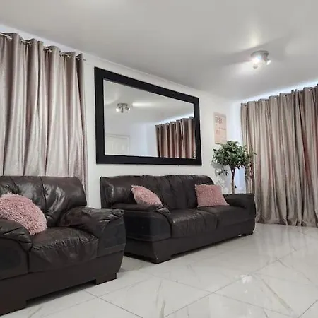 Apartment Luxurious 2 Bedroom House With Garden And Free Parking *