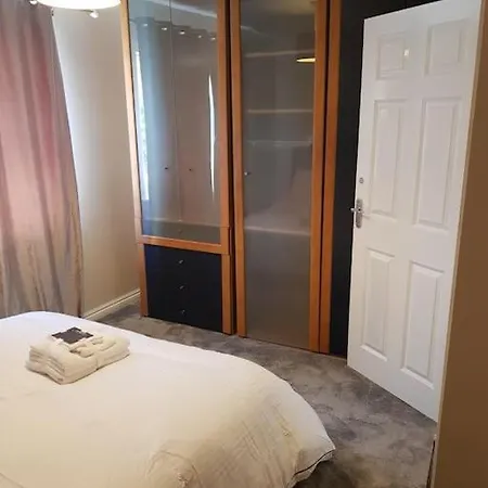 Luxurious 2 Bedroom House With Garden And Free Parking Apartment *