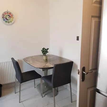 Apartment Luxurious 2 Bedroom House With Garden And Free Parking Thamesmead (Greater London)
