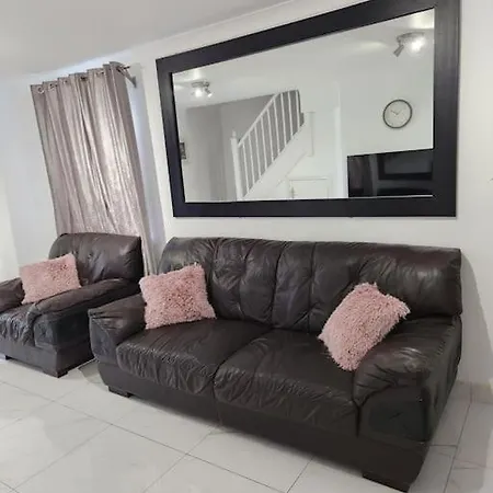 Luxurious 2 Bedroom House With Garden And Free Parking
