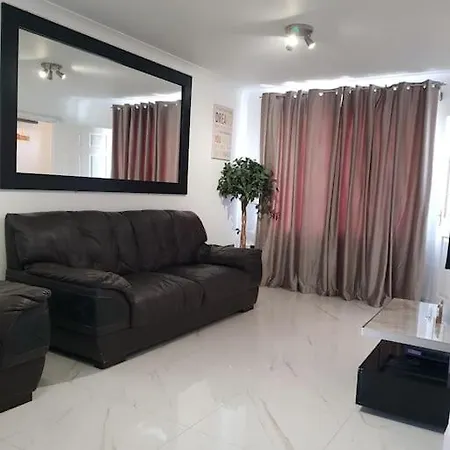 Luxurious 2 Bedroom House With Garden And Free Parking Apartment