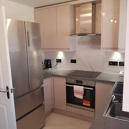 Apartment Luxurious 2 Bedroom House With Garden And Free Parking
