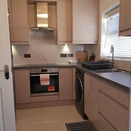 Apartment Luxurious 2 Bedroom House With Garden And Free Parking *