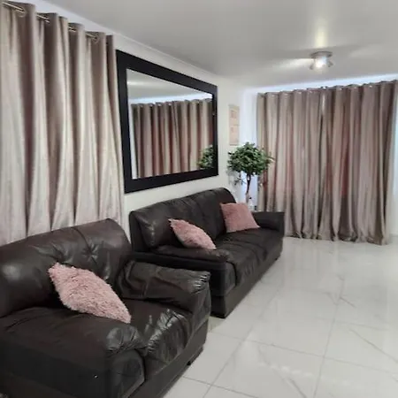 Luxurious 2 Bedroom House With Garden And Free Parking