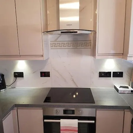 Apartment Luxurious 2 Bedroom House With Garden And Free Parking *