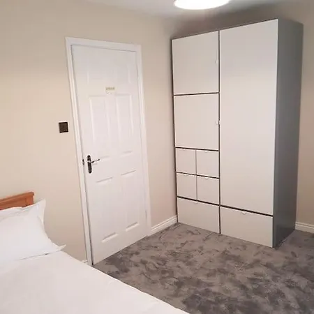 Luxurious 2 Bedroom House With Garden And Free Parking Apartment