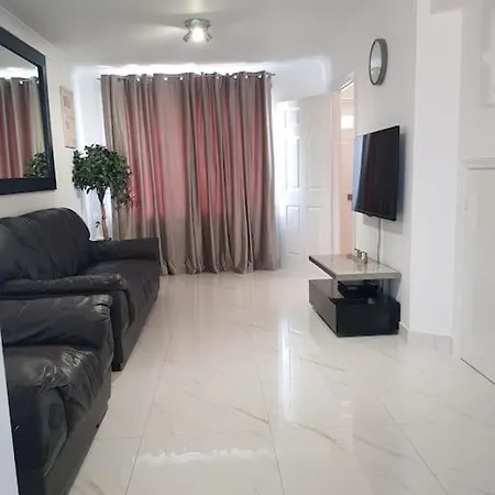 Apartment Luxurious 2 Bedroom House With Garden And Free Parking *