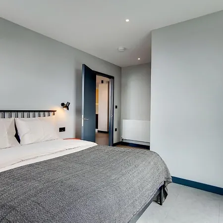 Chic And Comfortable In Apartment London