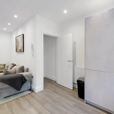 West Near Station With Parking - 360 Apartment *