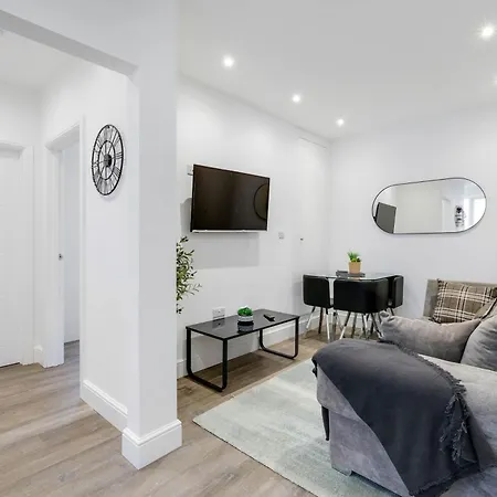 West Near Station With Parking - 360 Hendon
