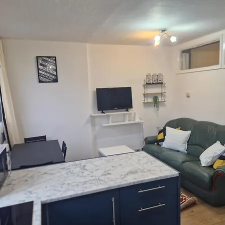 Apartment A Lovely Two Bedrooms Flat *
