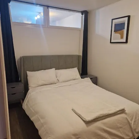 A Lovely Two Bedrooms Flat Apartment *