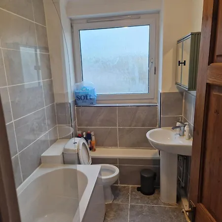 Apartment A Lovely Two Bedrooms Flat *