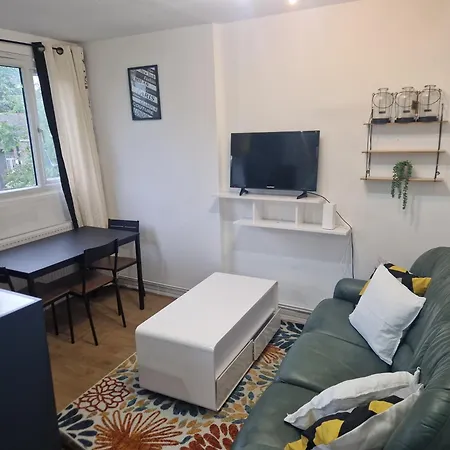 A Lovely Two Bedrooms Flat London