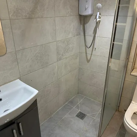 1 Bedroom 220 Apartment London
