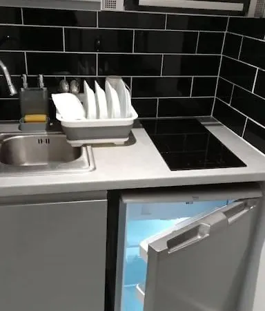 Luxurious & Stylish Flat, Access To Public Transport & Shops *