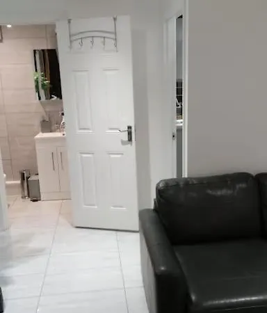 Luxurious & Stylish Flat, Access To Public Transport & Shops