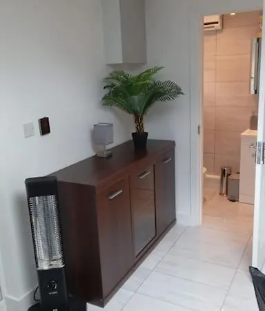Luxurious & Stylish Flat, Access To Public Transport & Shops Apartment *