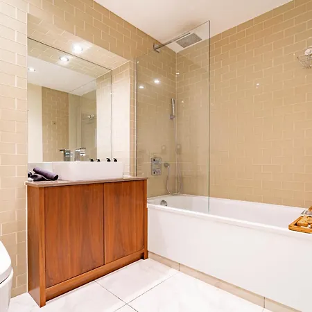 Stylish And Comfortable Canary Wharf Perfect For Long London