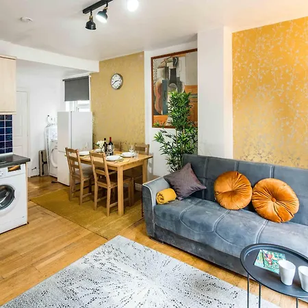 Serviced In Finchley Road Apartment London