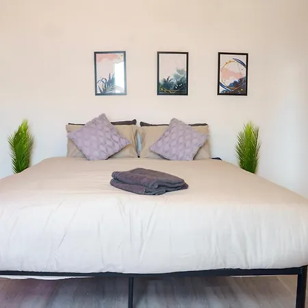 5c- Stylish Urban Retreat - Spacious 2 Bed Flat London
