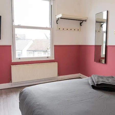 5c- Stylish Urban Retreat - Spacious 2 Bed Flat Apartment *