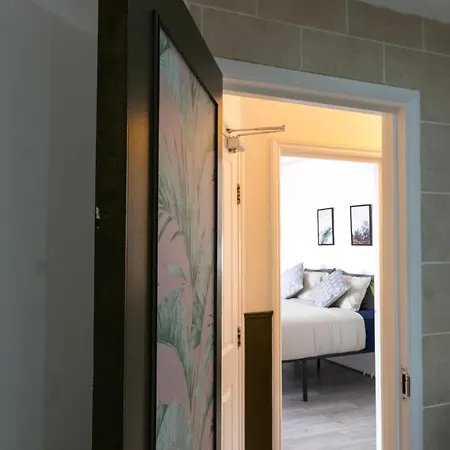 5c- Stylish Urban Retreat - Spacious 2 Bed Flat *